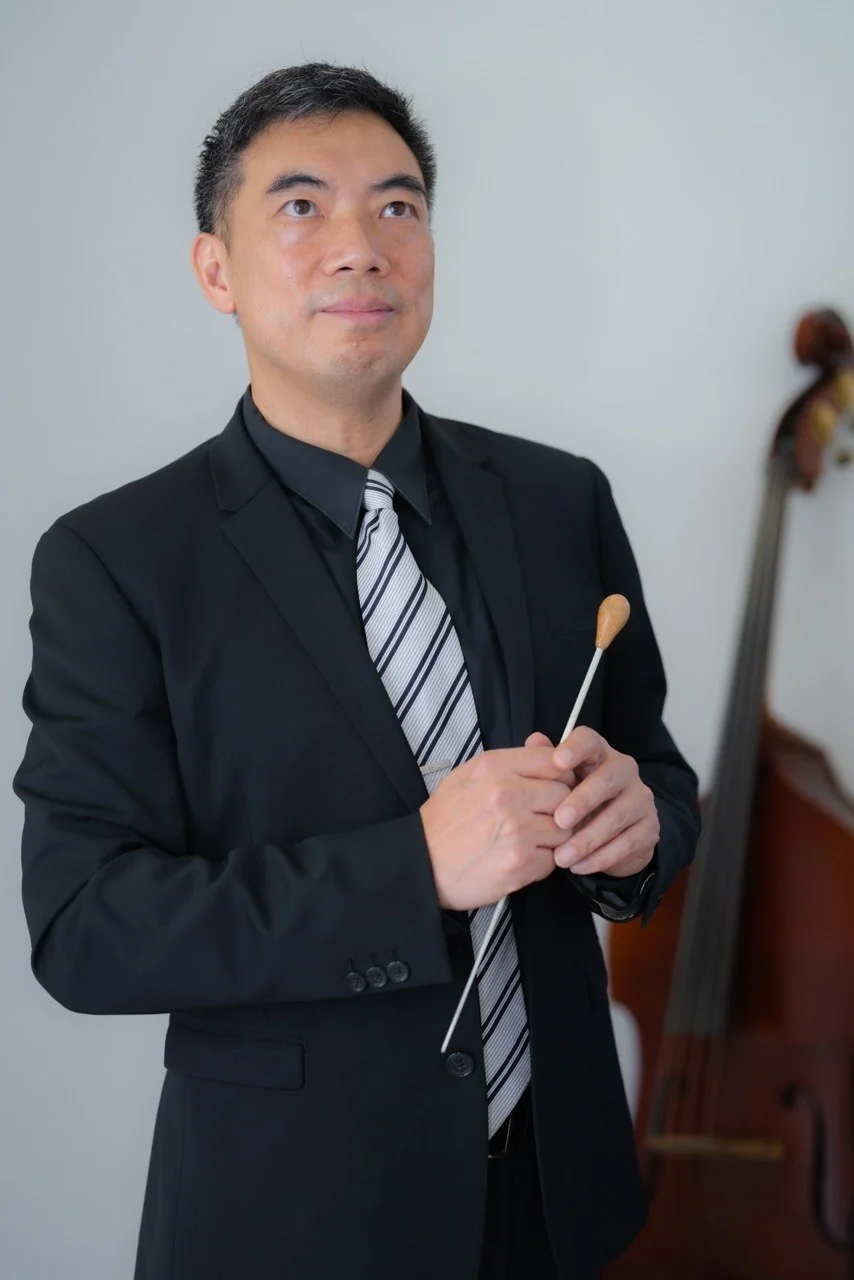 Amos Lee in profile, baton raised